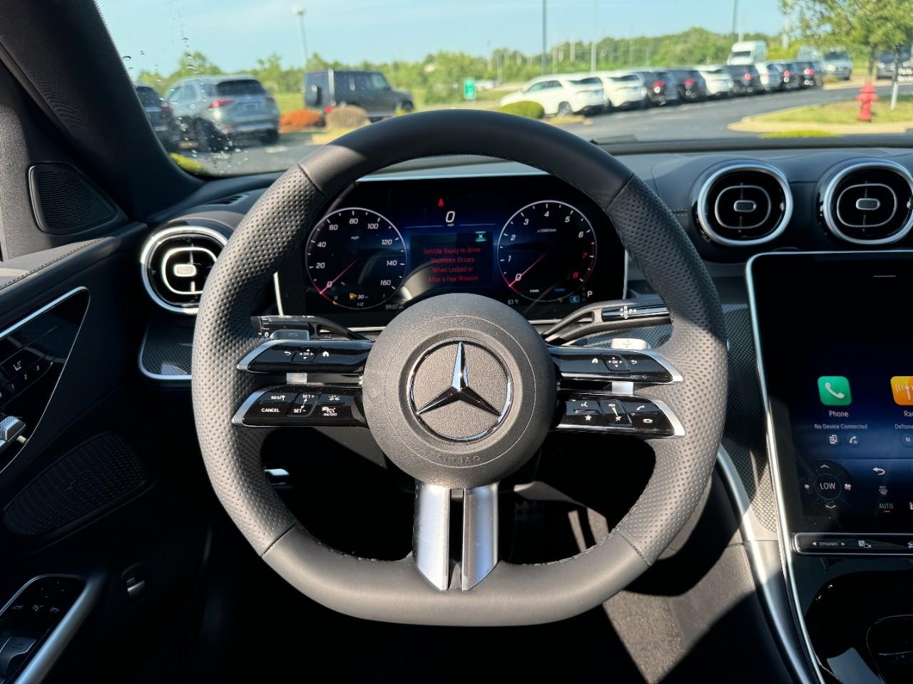 Mercedes-Benz C-Class Vehicle Full-screen Gallery Image 13