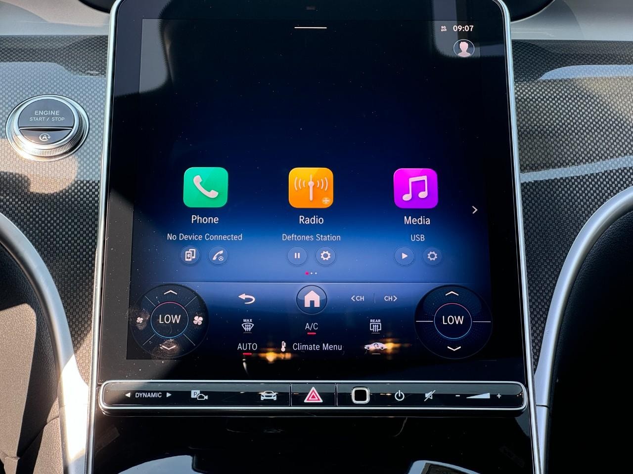 Mercedes-Benz C-Class Vehicle Full-screen Gallery Image 14