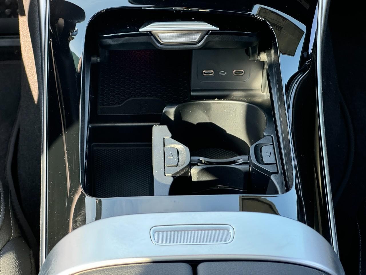 Mercedes-Benz C-Class Vehicle Full-screen Gallery Image 15