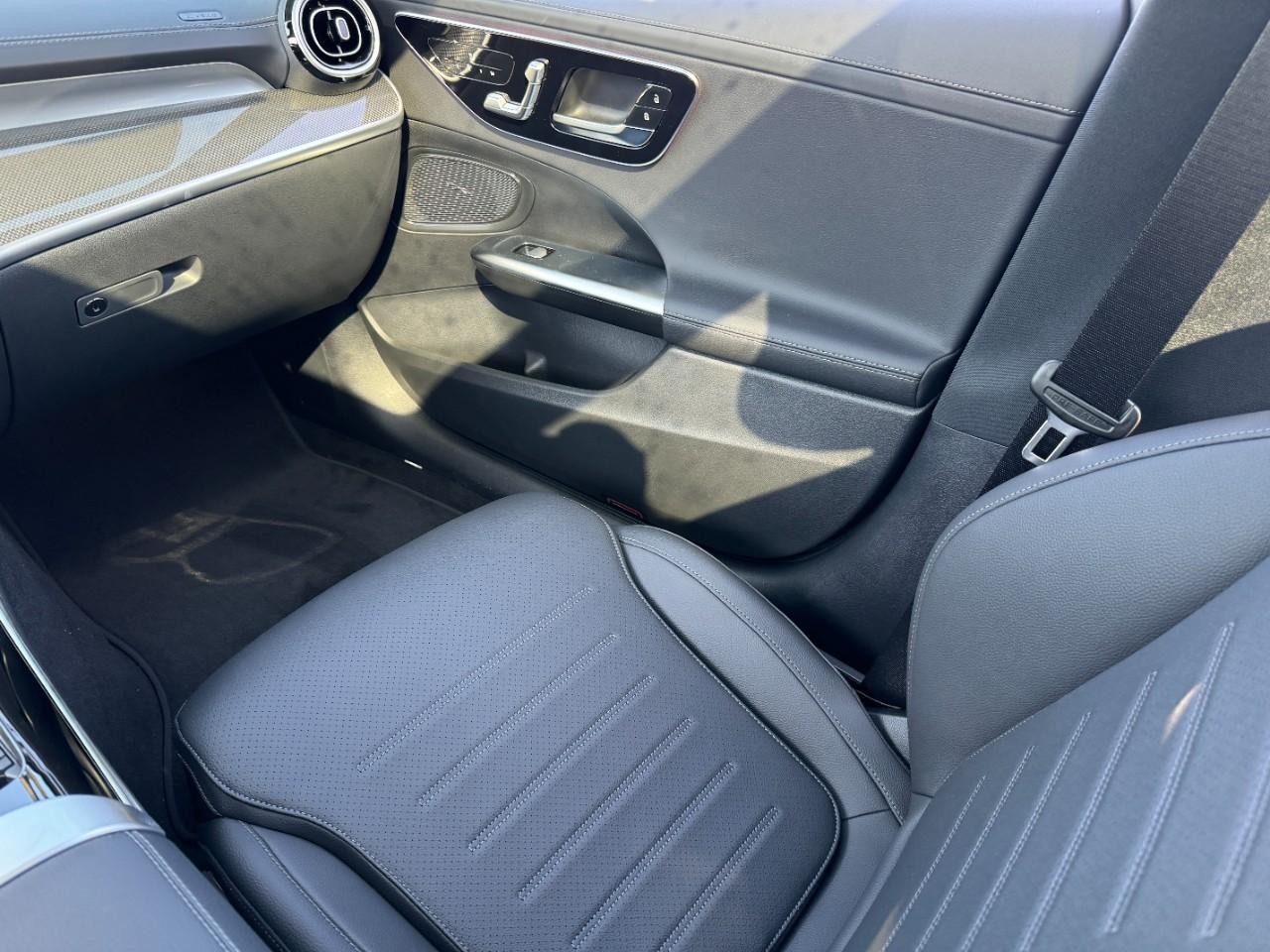 Mercedes-Benz C-Class Vehicle Full-screen Gallery Image 16