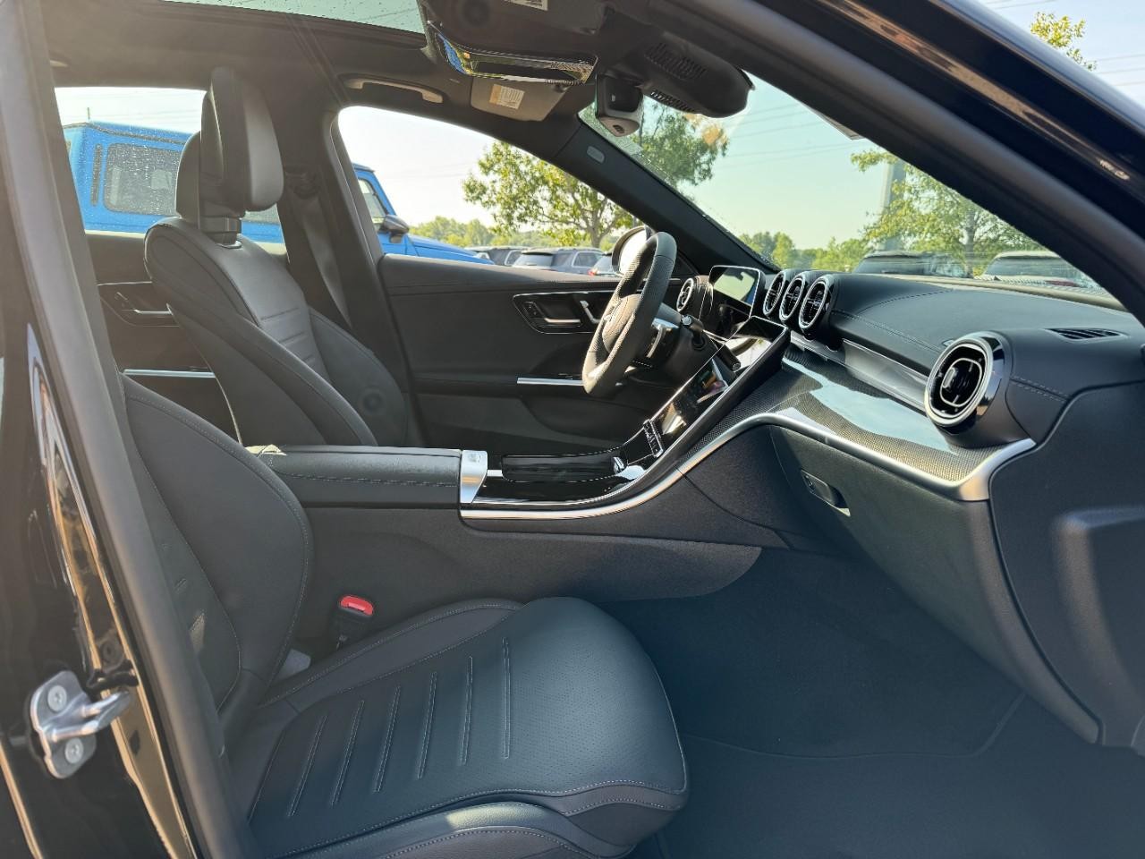 Mercedes-Benz C-Class Vehicle Full-screen Gallery Image 17