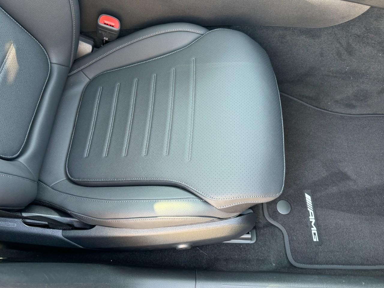 Mercedes-Benz C-Class Vehicle Full-screen Gallery Image 18