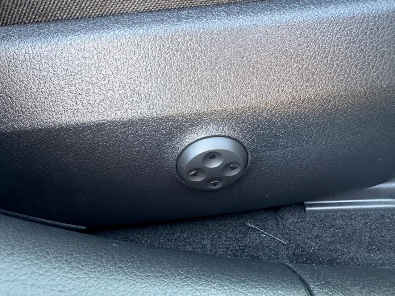 Mercedes-Benz C-Class Vehicle Full-screen Gallery Image 19