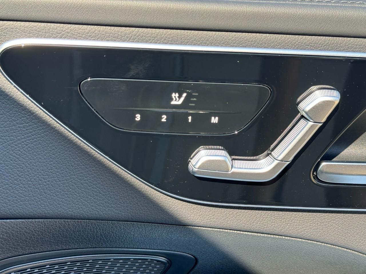 Mercedes-Benz C-Class Vehicle Full-screen Gallery Image 20