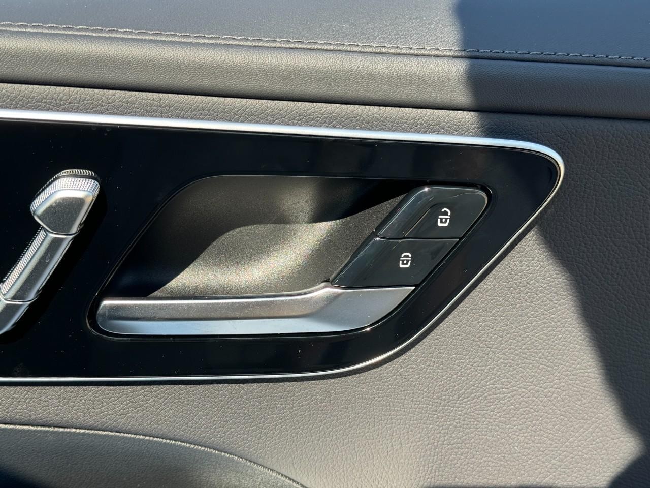 Mercedes-Benz C-Class Vehicle Full-screen Gallery Image 21