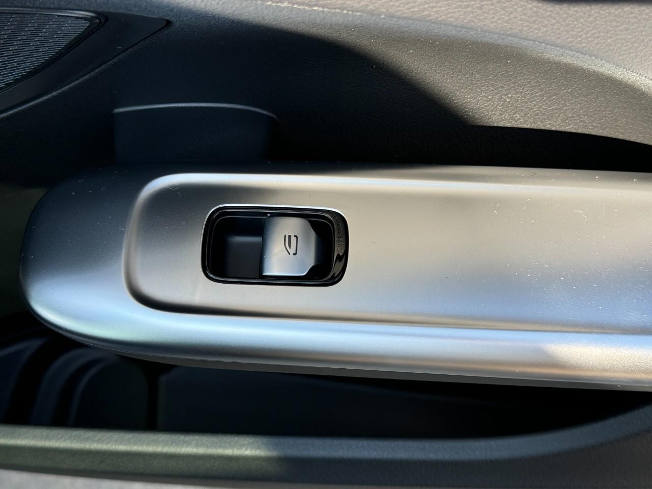 Mercedes-Benz C-Class Vehicle Full-screen Gallery Image 22