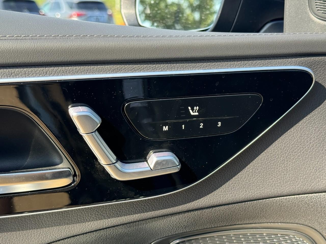 Mercedes-Benz C-Class Vehicle Full-screen Gallery Image 23