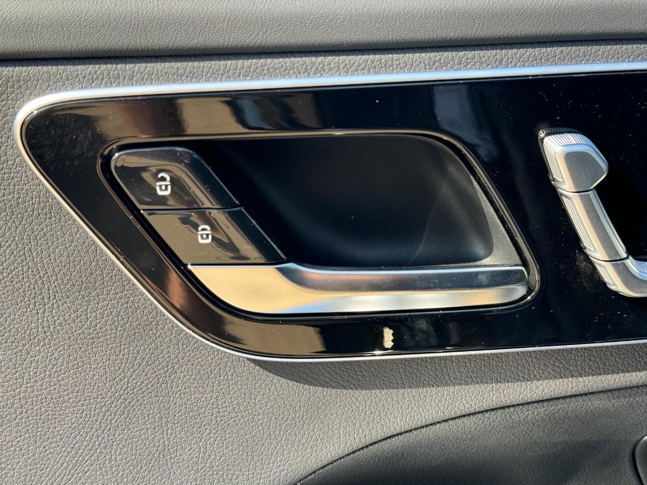 Mercedes-Benz C-Class Vehicle Full-screen Gallery Image 24