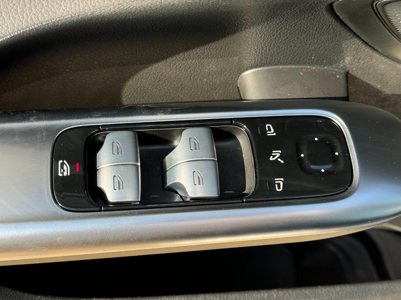 Mercedes-Benz C-Class Vehicle Full-screen Gallery Image 25