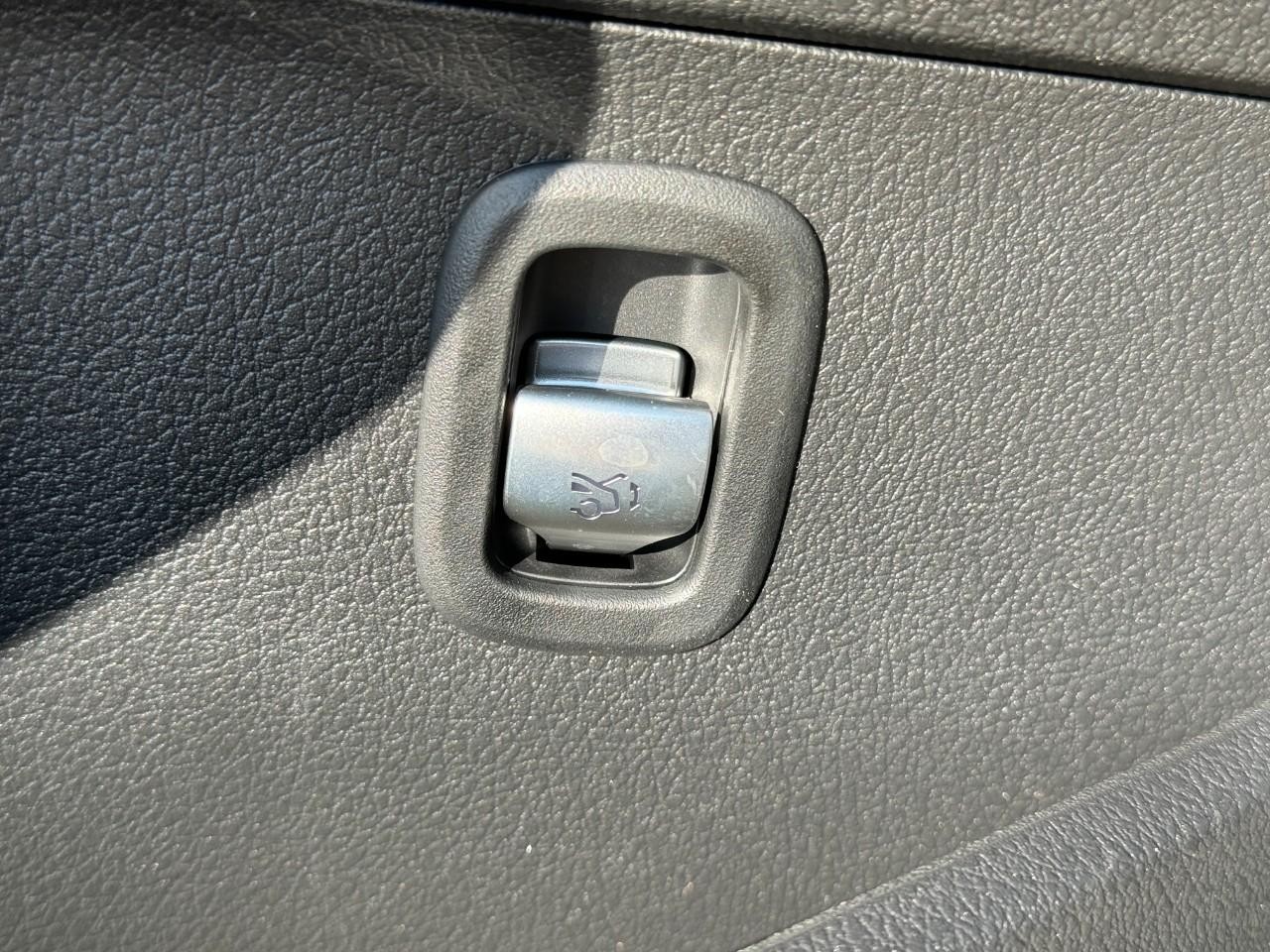 Mercedes-Benz C-Class Vehicle Full-screen Gallery Image 26