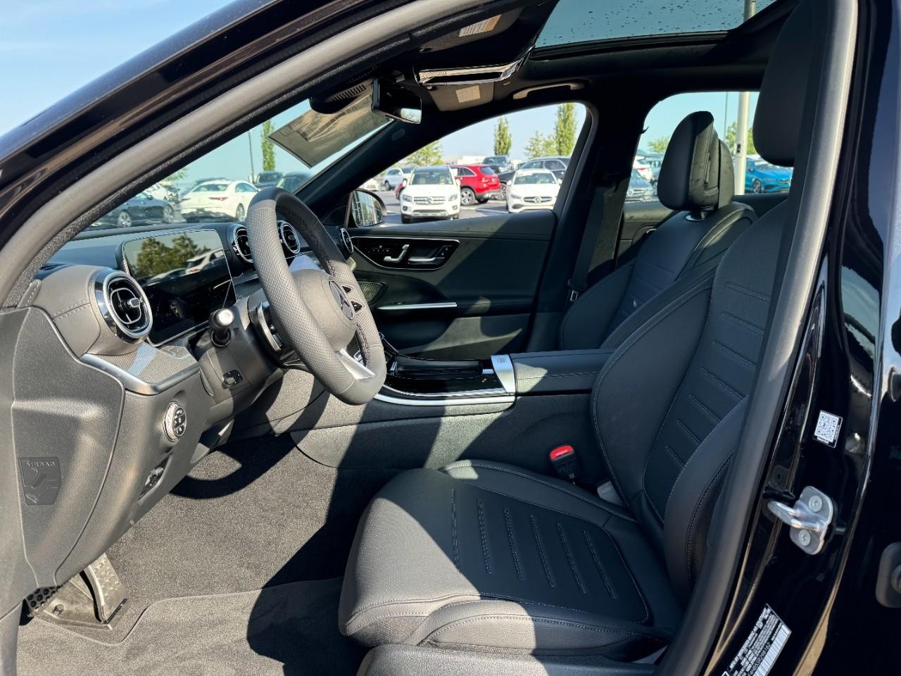 Mercedes-Benz C-Class Vehicle Full-screen Gallery Image 27