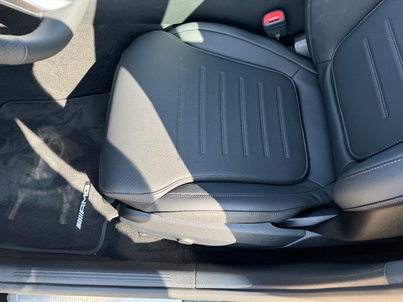 Mercedes-Benz C-Class Vehicle Full-screen Gallery Image 28