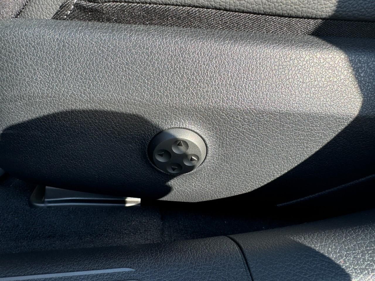 Mercedes-Benz C-Class Vehicle Full-screen Gallery Image 29