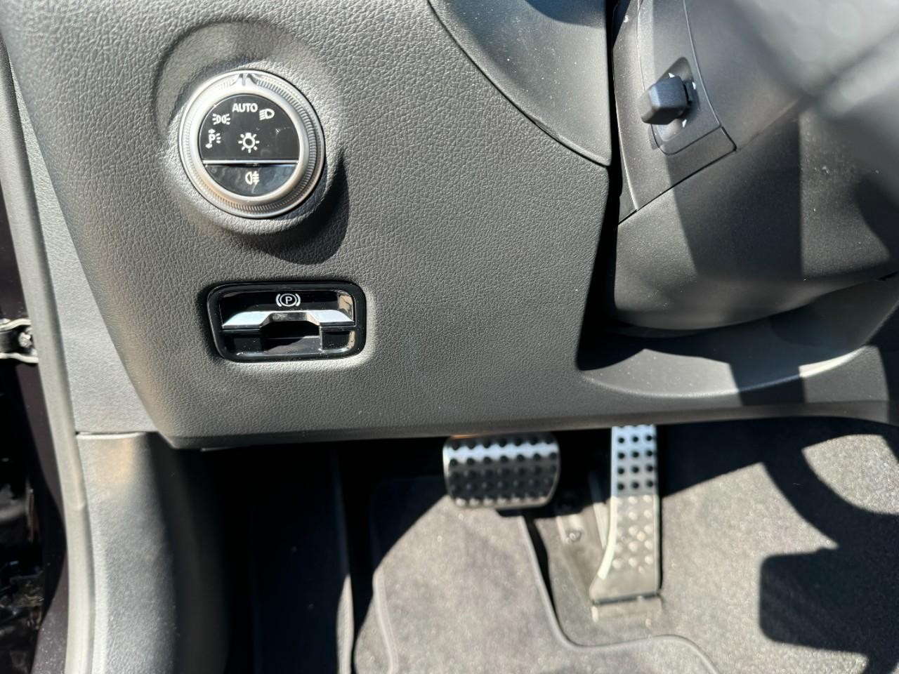 Mercedes-Benz C-Class Vehicle Full-screen Gallery Image 30