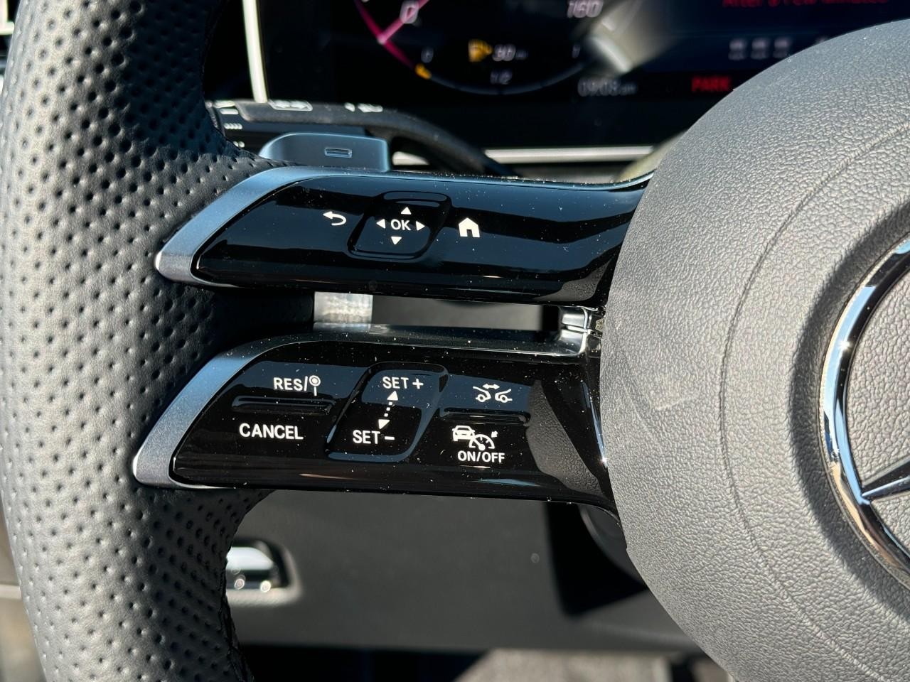 Mercedes-Benz C-Class Vehicle Full-screen Gallery Image 31