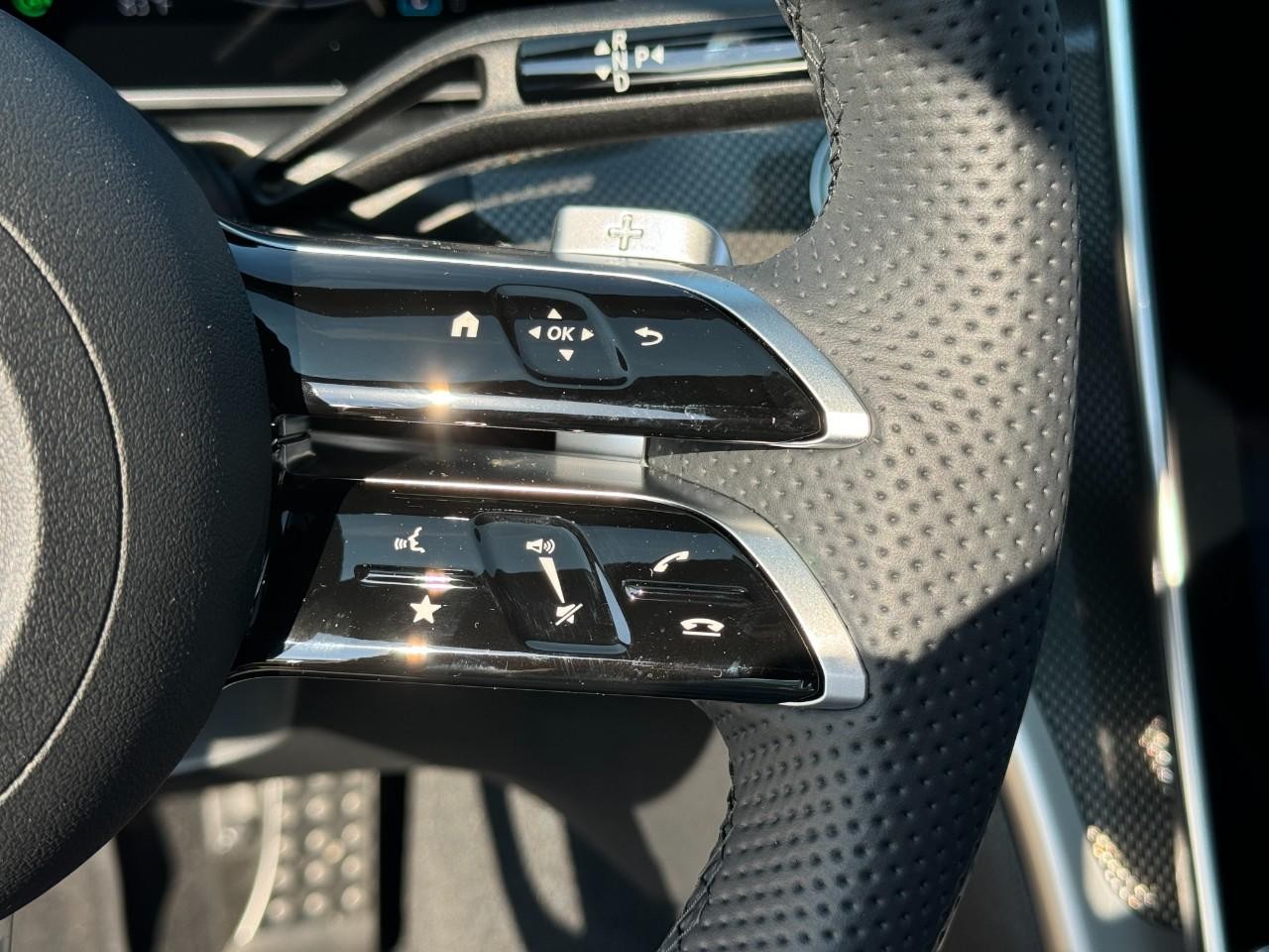 Mercedes-Benz C-Class Vehicle Full-screen Gallery Image 32