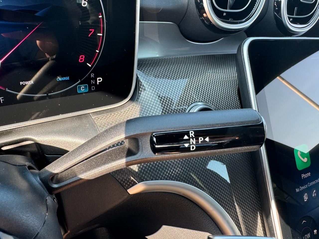 Mercedes-Benz C-Class Vehicle Full-screen Gallery Image 34