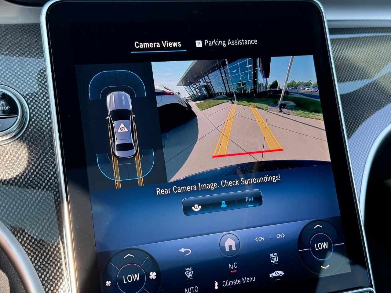 Mercedes-Benz C-Class Vehicle Full-screen Gallery Image 35