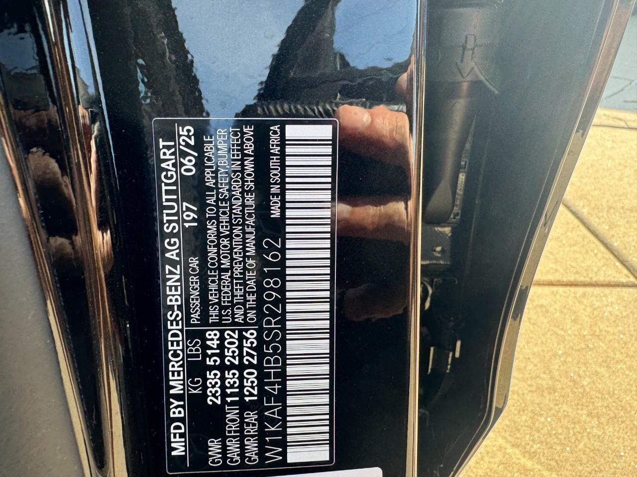 Mercedes-Benz C-Class Vehicle Full-screen Gallery Image 36