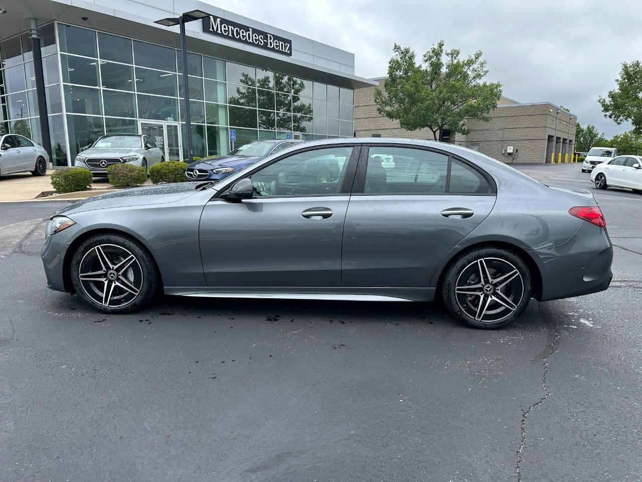 Mercedes-Benz C-Class Vehicle Full-screen Gallery Image 2