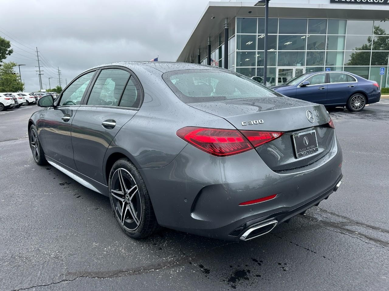 Mercedes-Benz C-Class Vehicle Full-screen Gallery Image 3