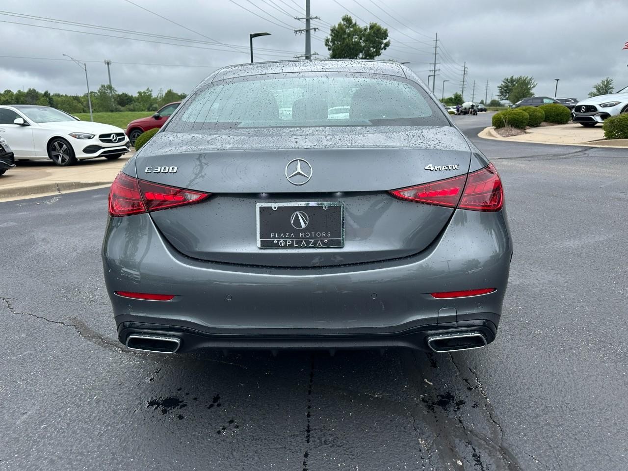 Mercedes-Benz C-Class Vehicle Full-screen Gallery Image 4