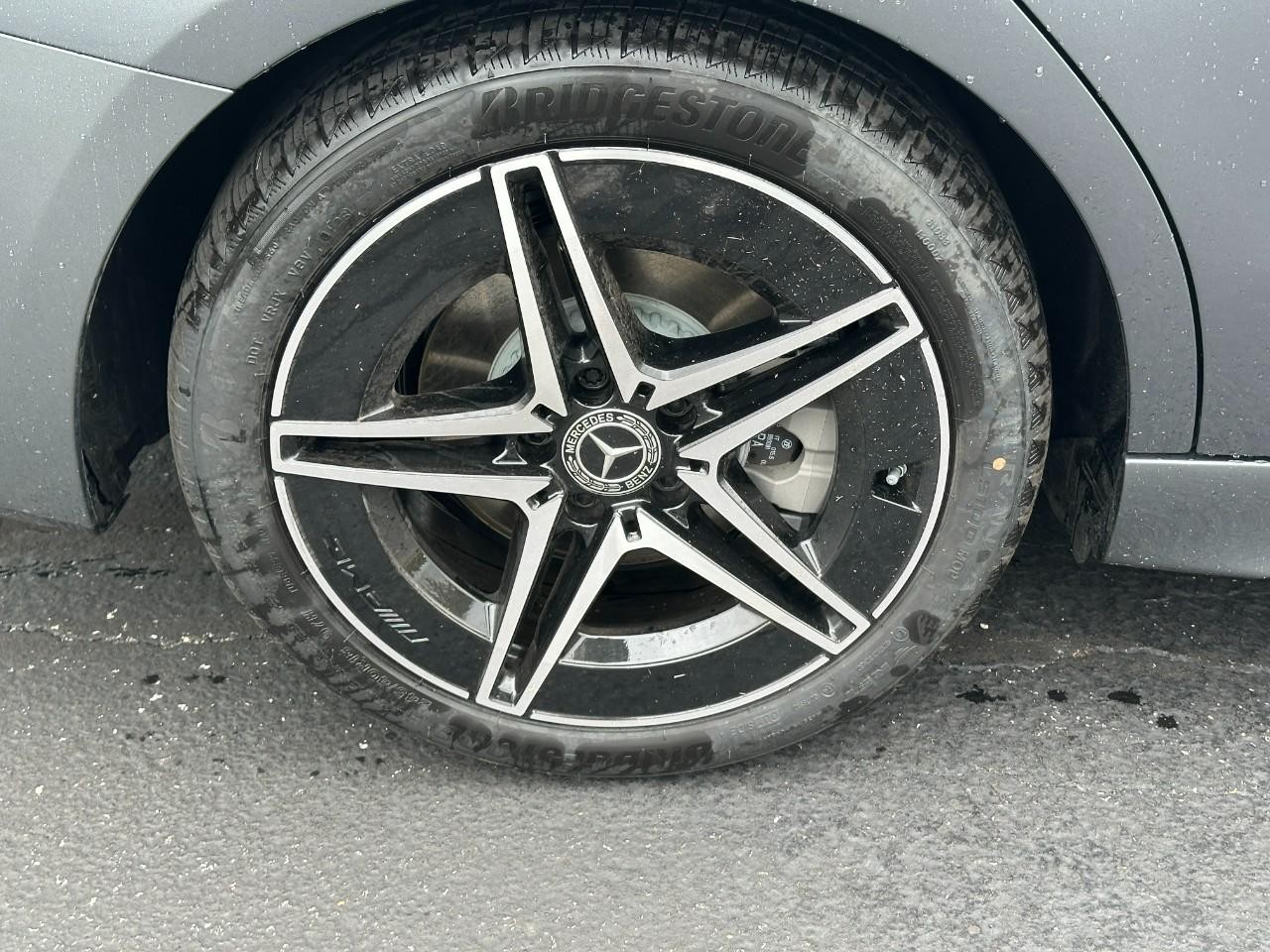 Mercedes-Benz C-Class Vehicle Full-screen Gallery Image 6