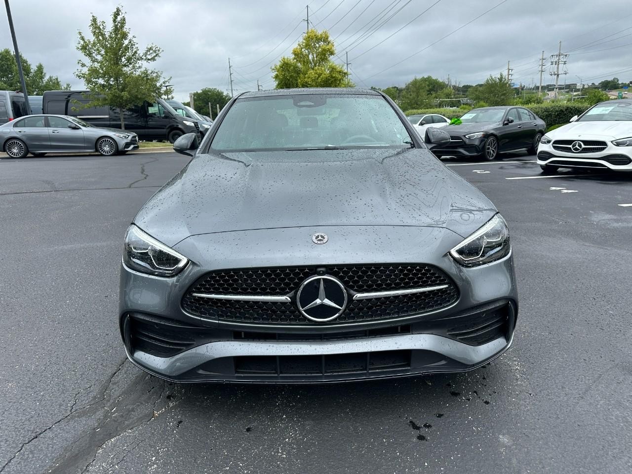 Mercedes-Benz C-Class Vehicle Full-screen Gallery Image 8