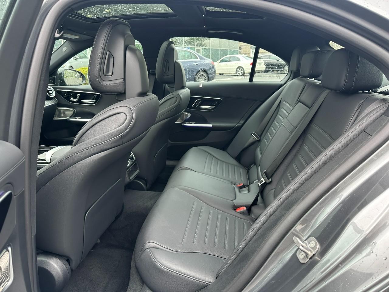 Mercedes-Benz C-Class Vehicle Full-screen Gallery Image 9