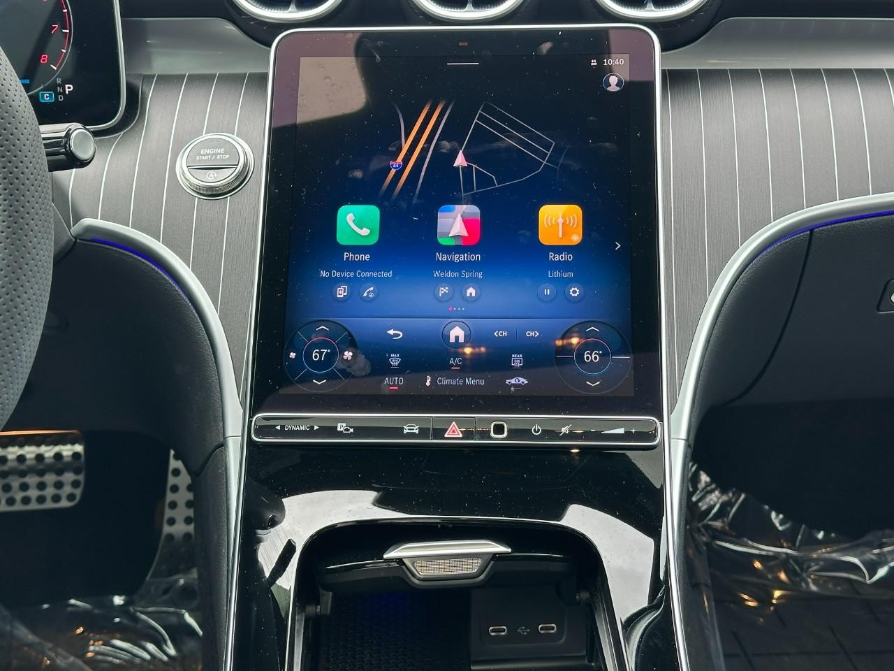 Mercedes-Benz C-Class Vehicle Full-screen Gallery Image 13