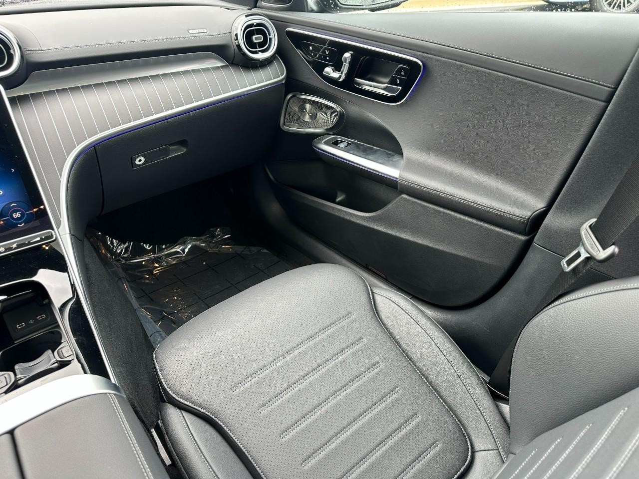 Mercedes-Benz C-Class Vehicle Full-screen Gallery Image 15