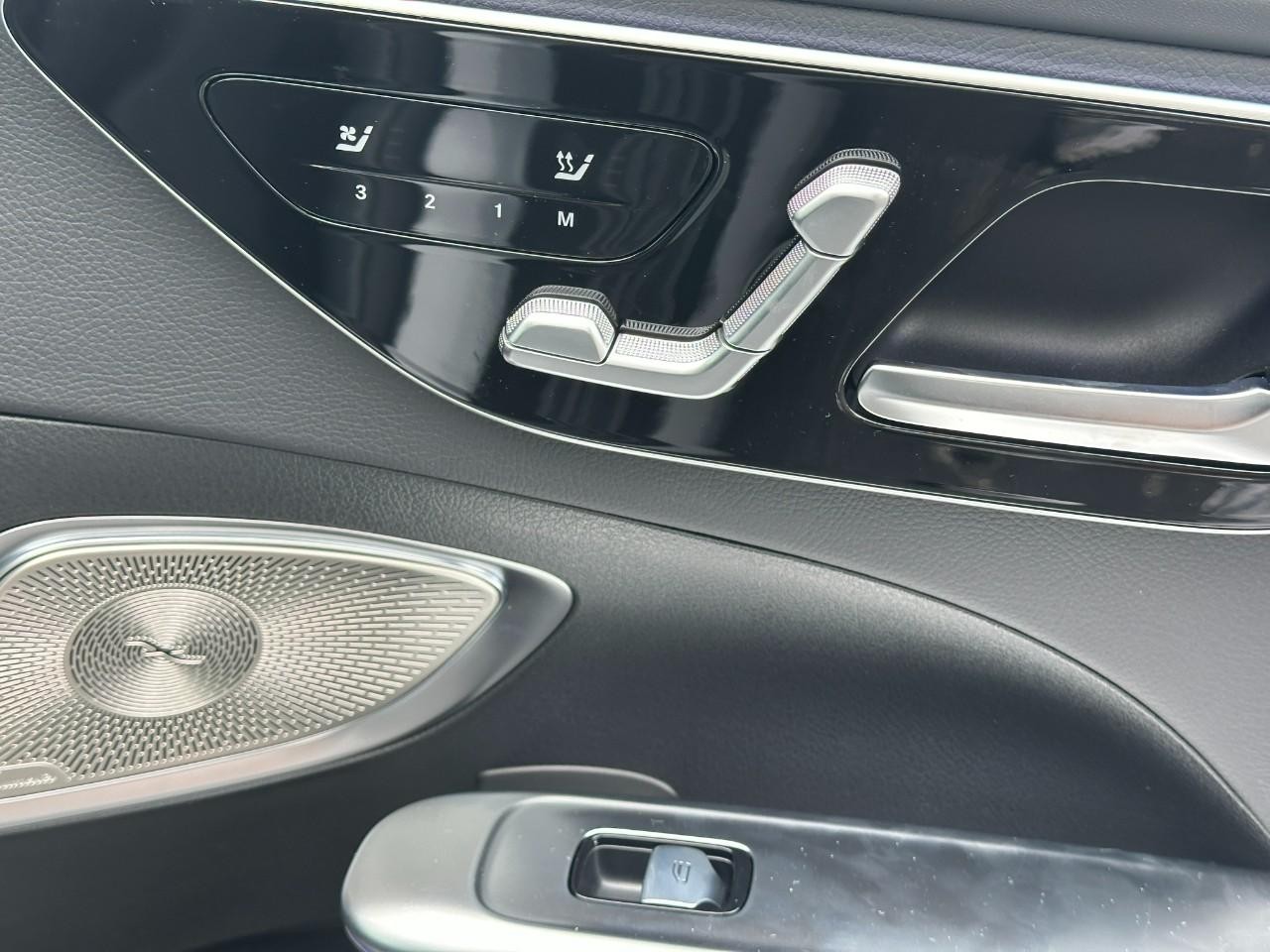 Mercedes-Benz C-Class Vehicle Full-screen Gallery Image 18