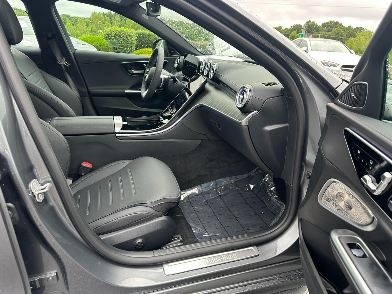 Mercedes-Benz C-Class Vehicle Full-screen Gallery Image 19