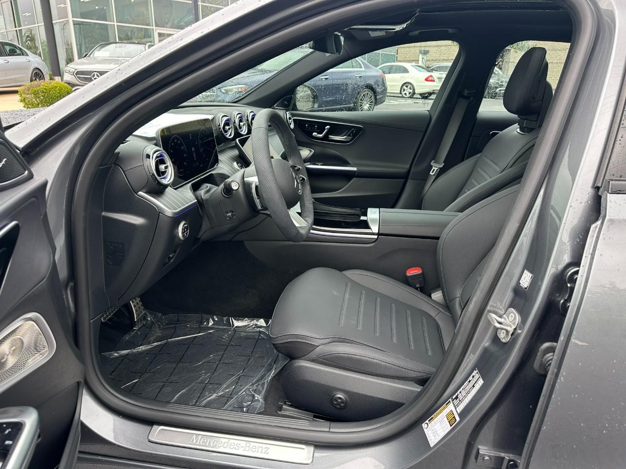 Mercedes-Benz C-Class Vehicle Full-screen Gallery Image 20