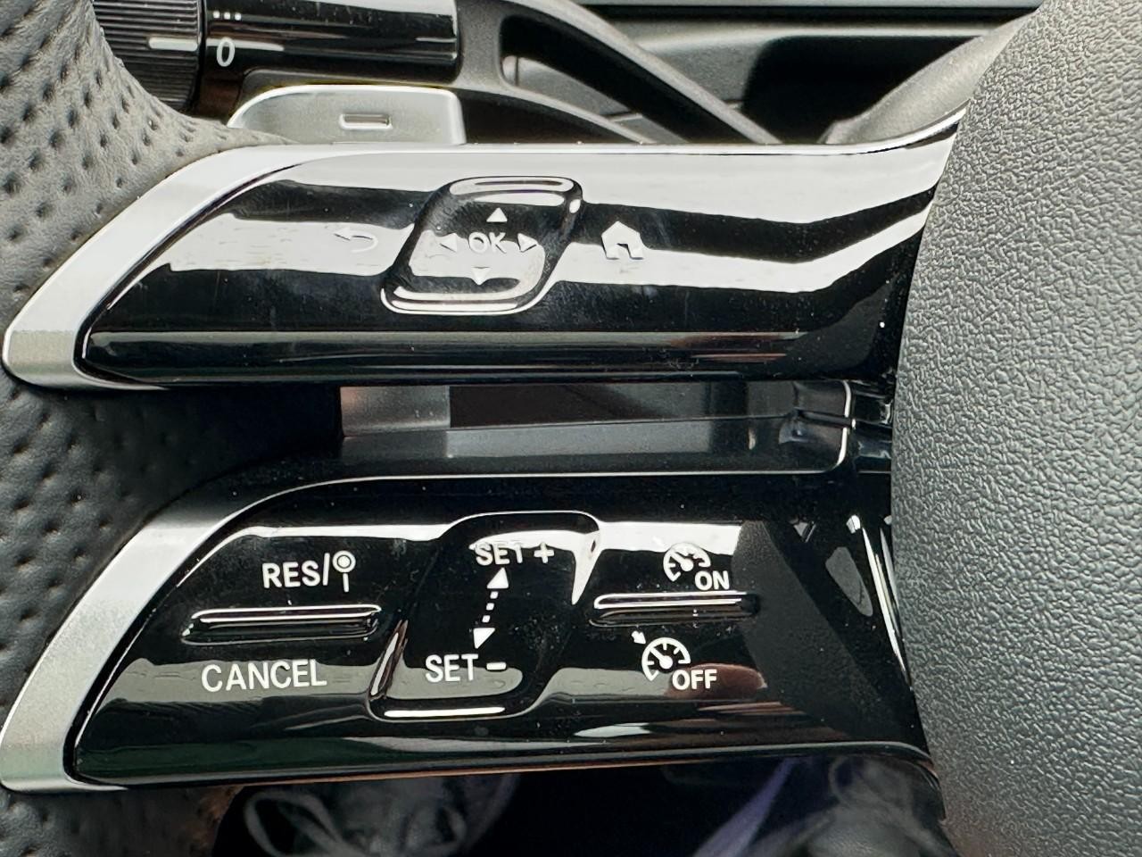 Mercedes-Benz C-Class Vehicle Full-screen Gallery Image 24