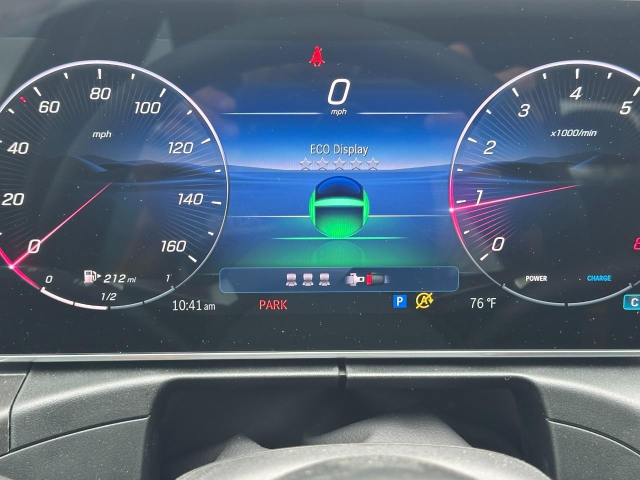 Mercedes-Benz C-Class Vehicle Full-screen Gallery Image 26