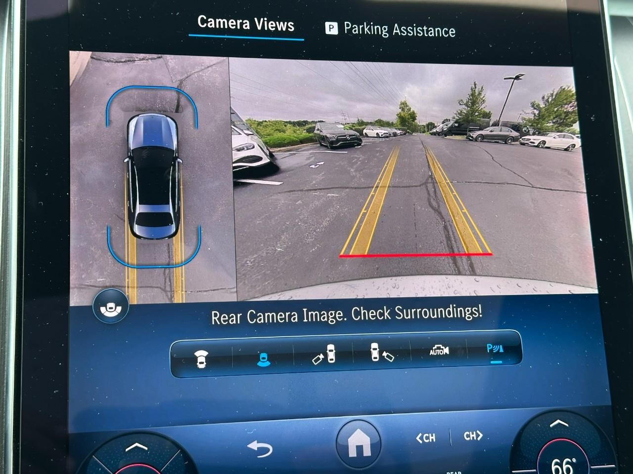 Mercedes-Benz C-Class Vehicle Full-screen Gallery Image 30