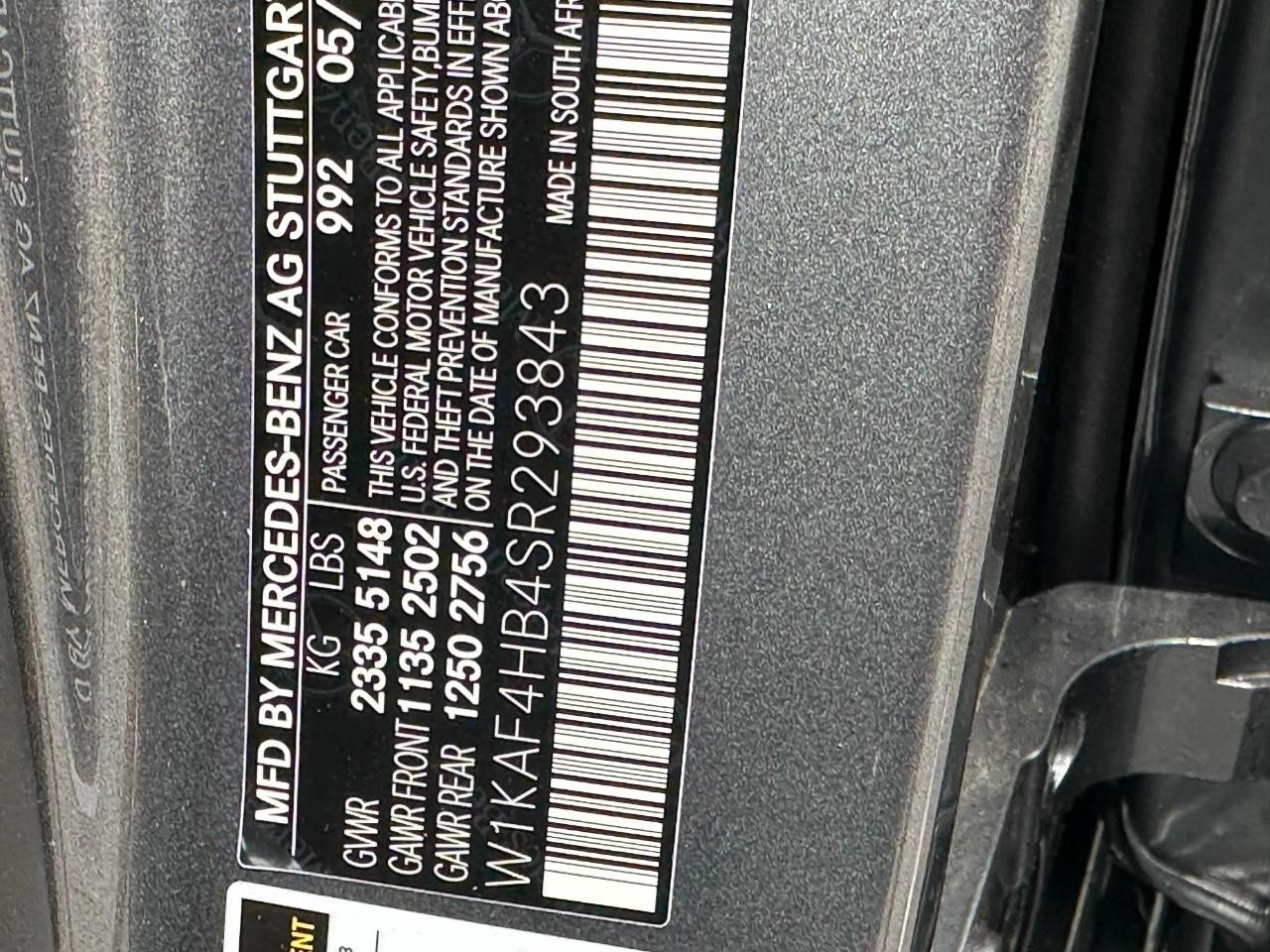 Mercedes-Benz C-Class Vehicle Full-screen Gallery Image 31