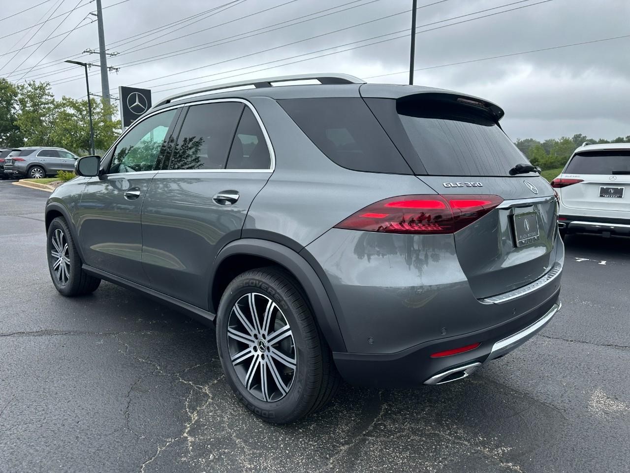 Mercedes-Benz GLE Vehicle Full-screen Gallery Image 3