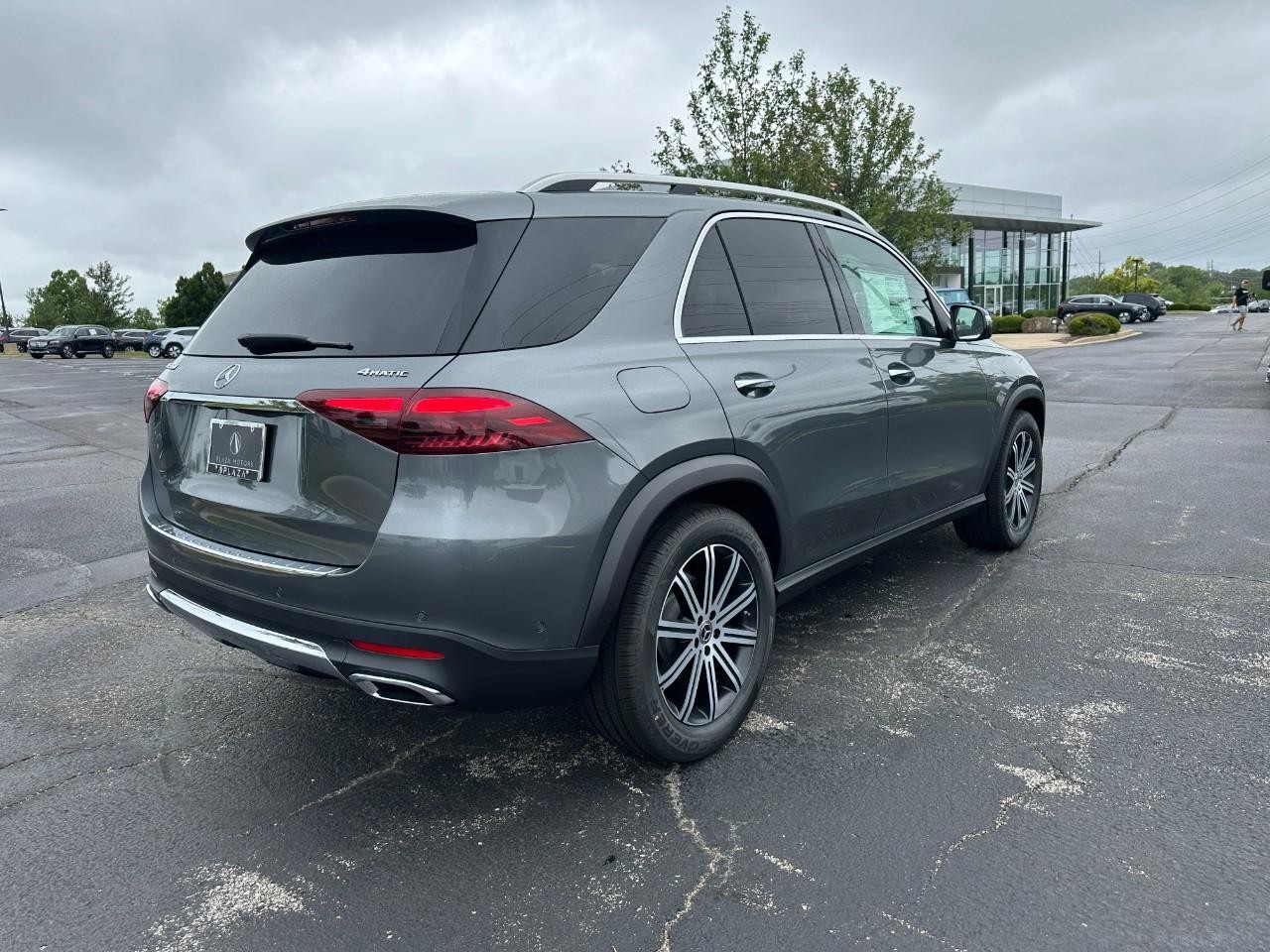 Mercedes-Benz GLE Vehicle Full-screen Gallery Image 5