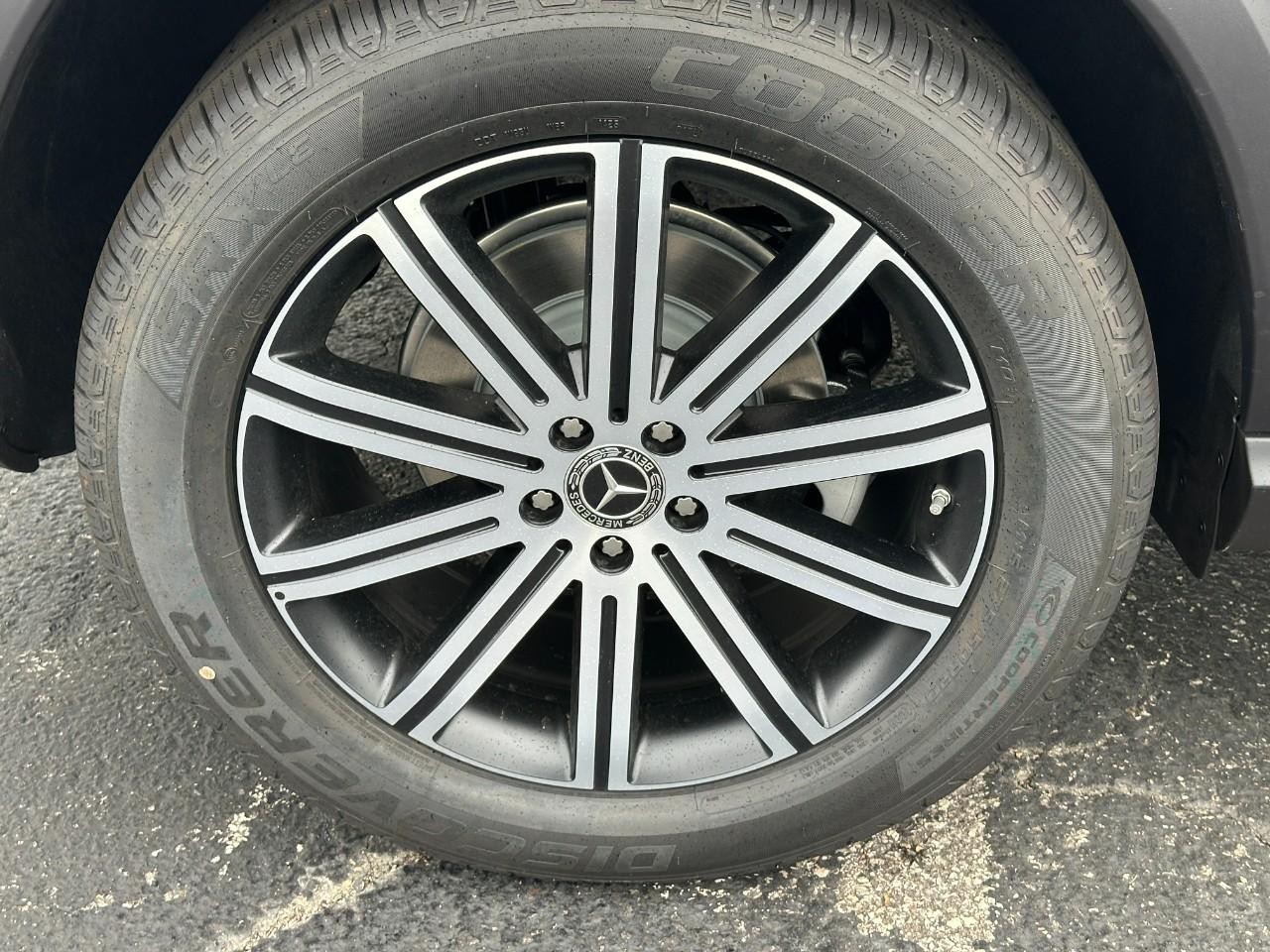 Mercedes-Benz GLE Vehicle Full-screen Gallery Image 6