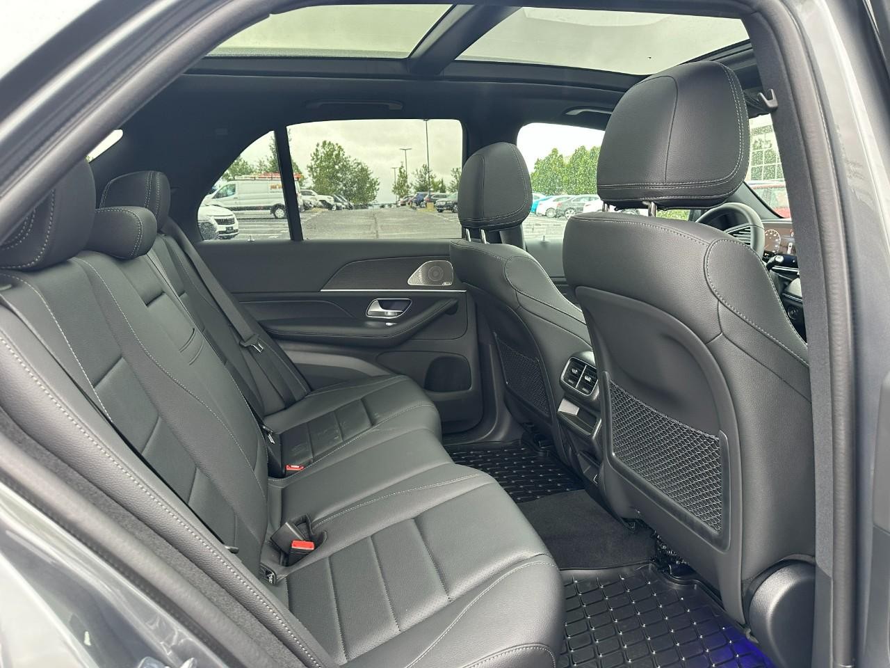 Mercedes-Benz GLE Vehicle Full-screen Gallery Image 9