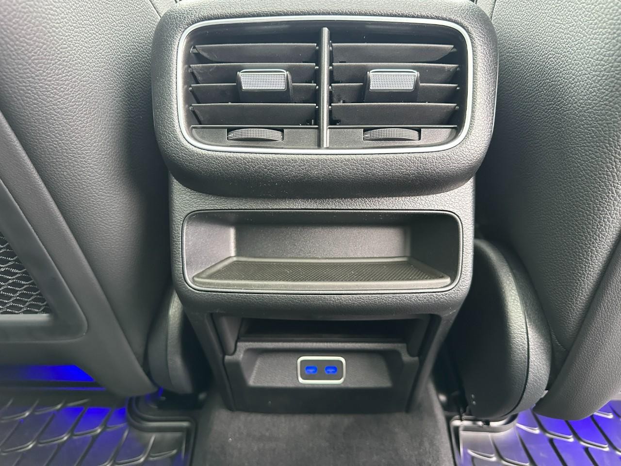 Mercedes-Benz GLE Vehicle Full-screen Gallery Image 10