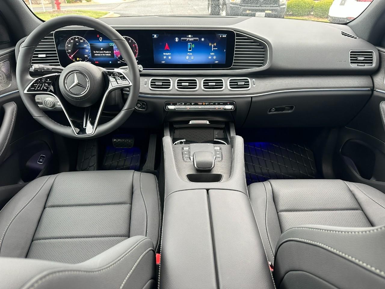 Mercedes-Benz GLE Vehicle Full-screen Gallery Image 12