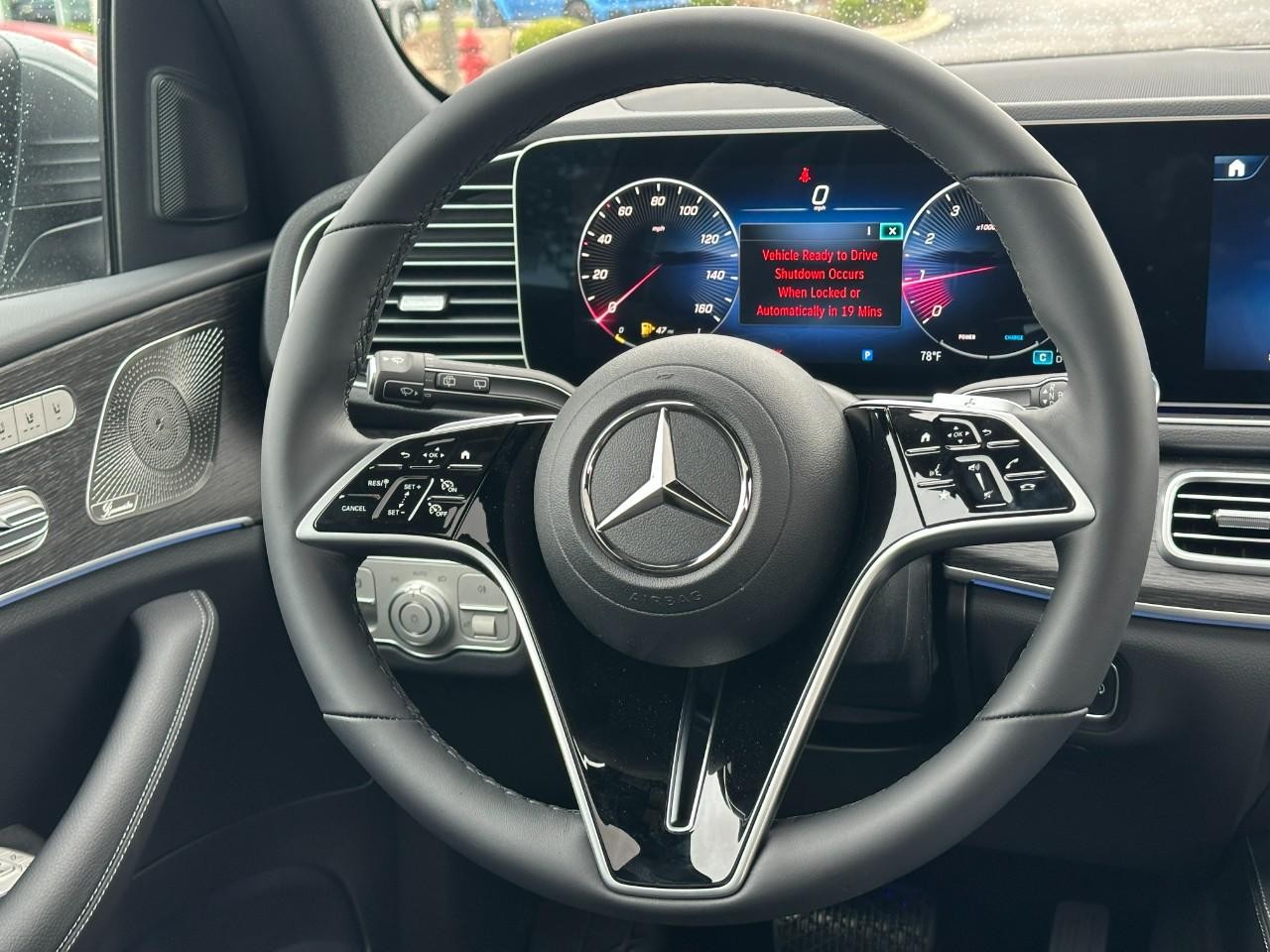 Mercedes-Benz GLE Vehicle Full-screen Gallery Image 13