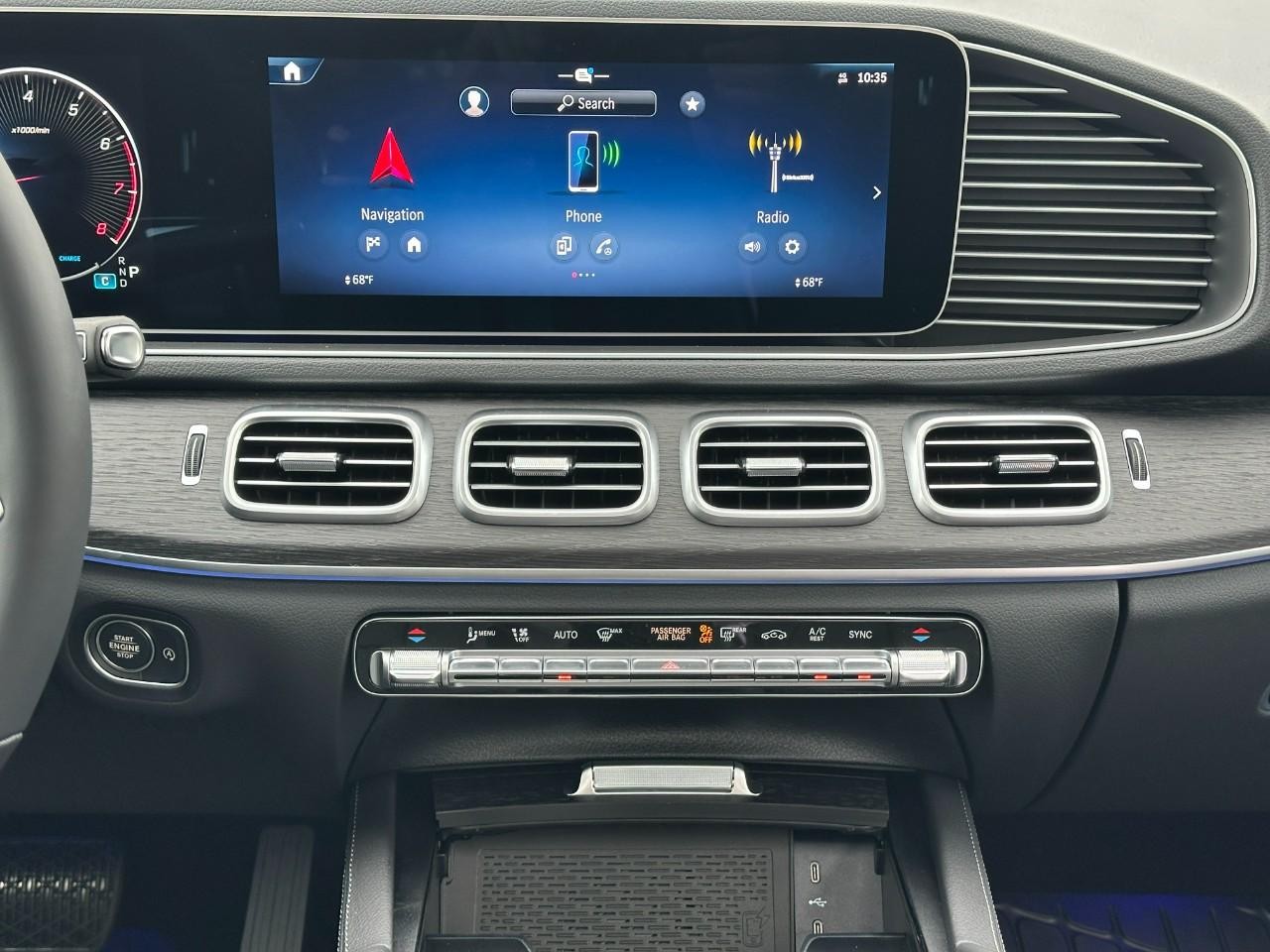 Mercedes-Benz GLE Vehicle Full-screen Gallery Image 14