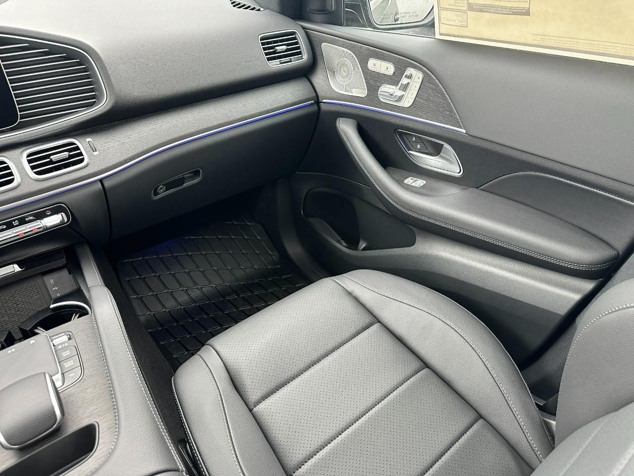 Mercedes-Benz GLE Vehicle Full-screen Gallery Image 16