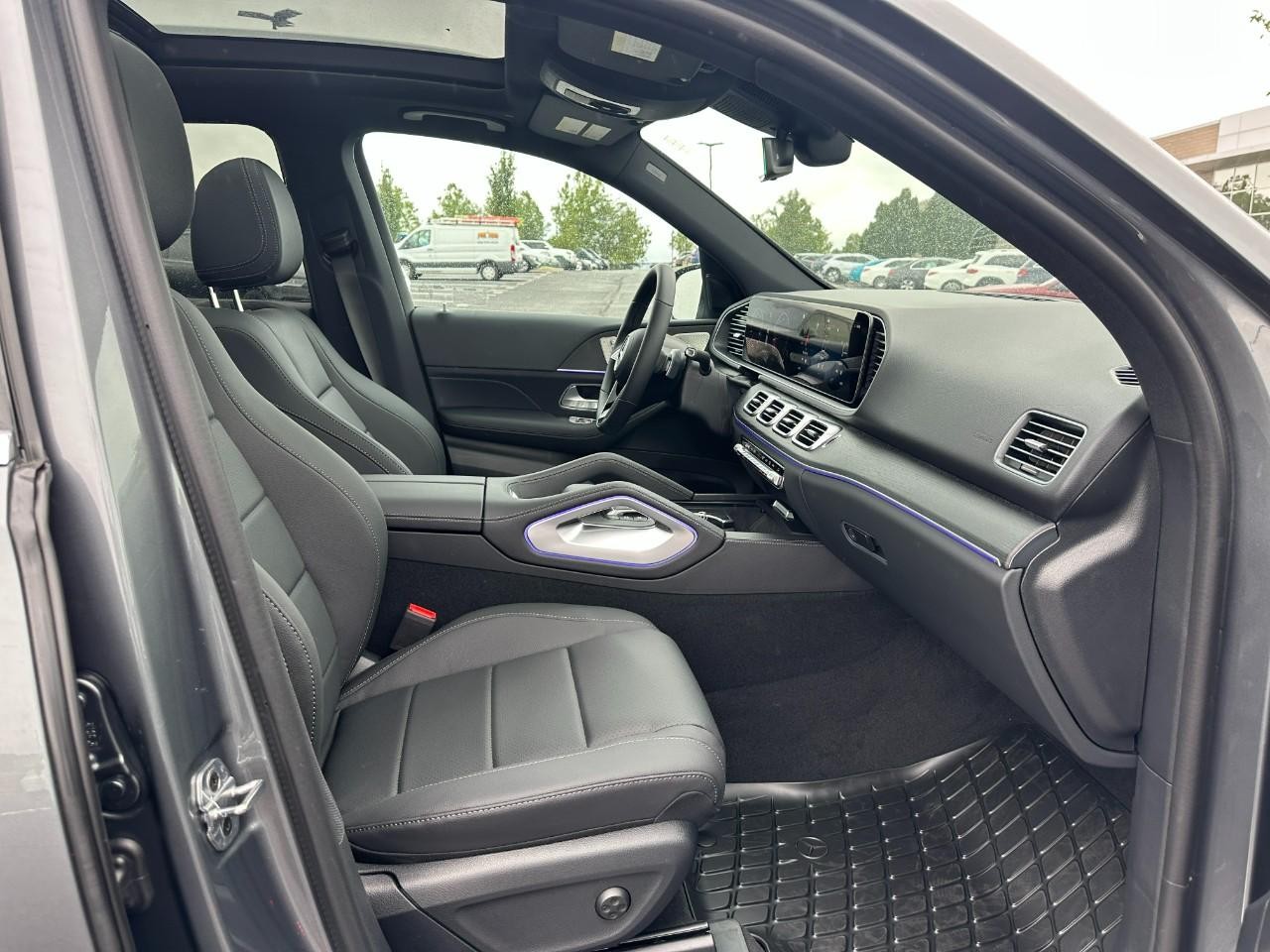 Mercedes-Benz GLE Vehicle Full-screen Gallery Image 17