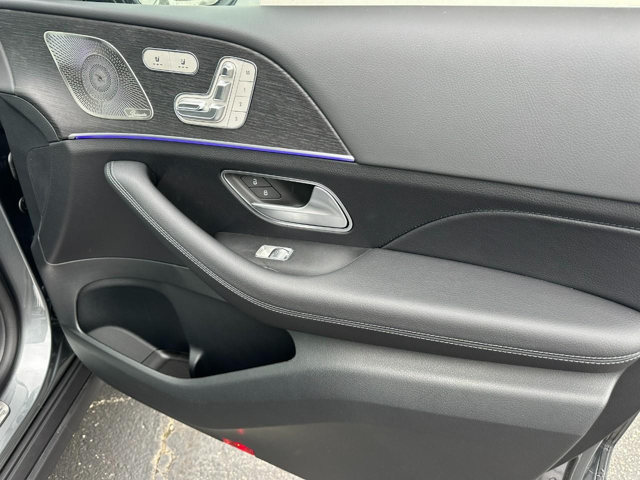 Mercedes-Benz GLE Vehicle Full-screen Gallery Image 18