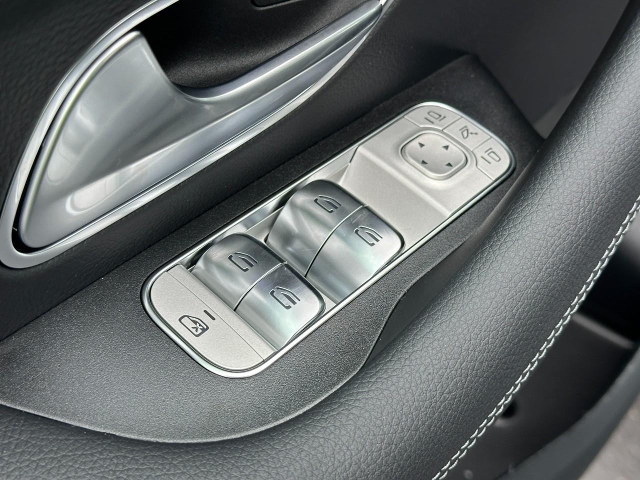 Mercedes-Benz GLE Vehicle Full-screen Gallery Image 21